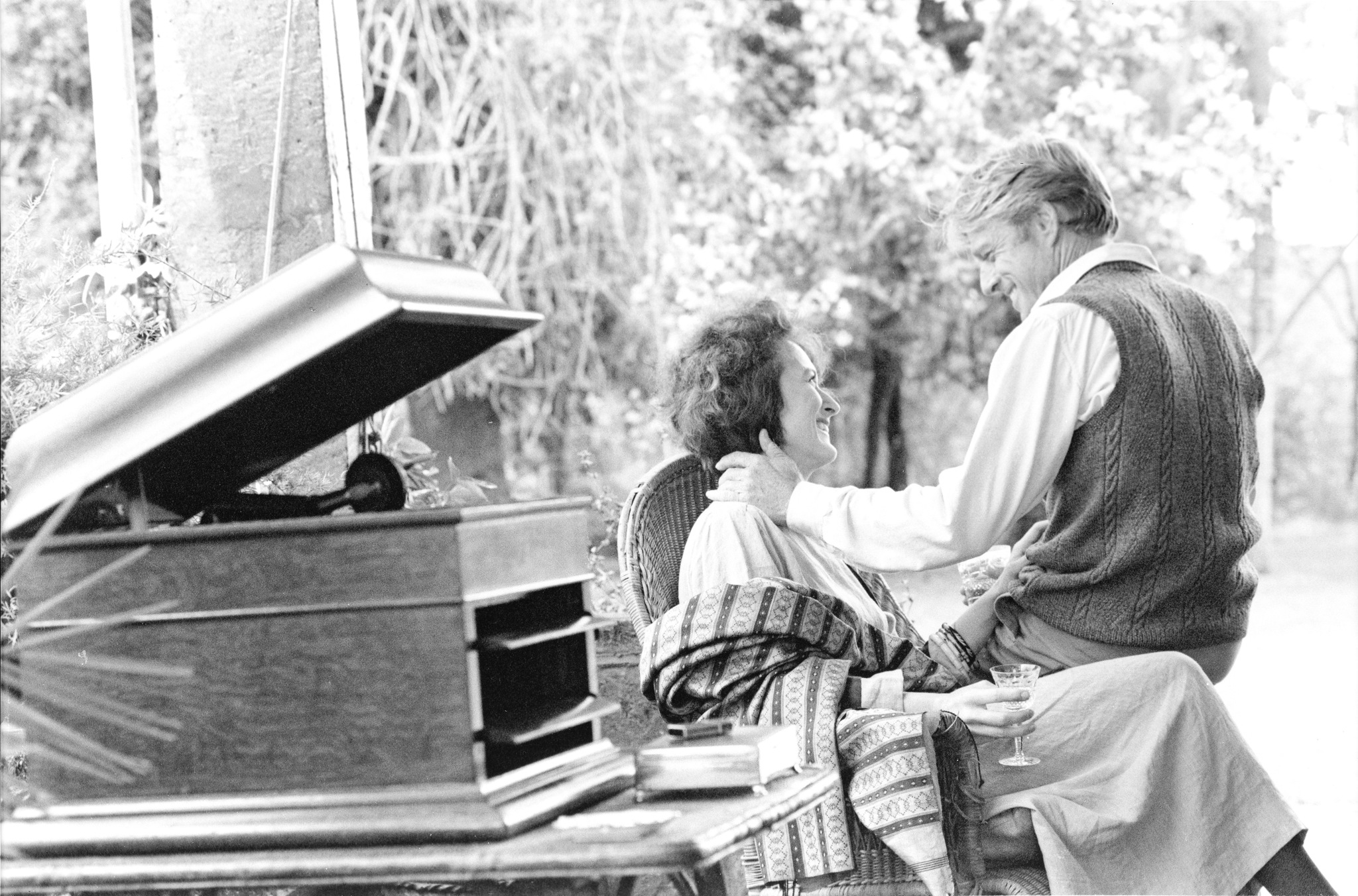Still of Robert Redford and Meryl Streep in Out of Africa (1985)
