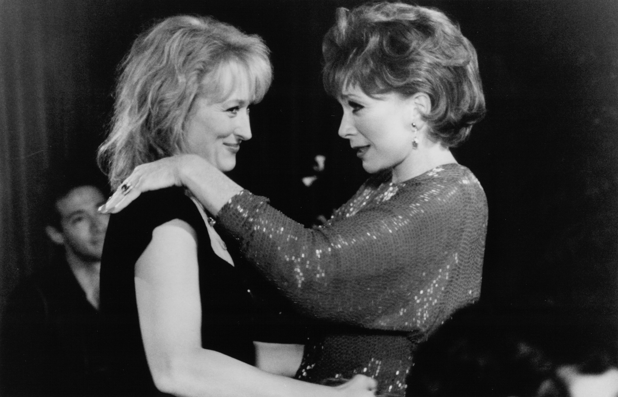 Still of Shirley MacLaine and Meryl Streep in Postcards from the Edge (1990)