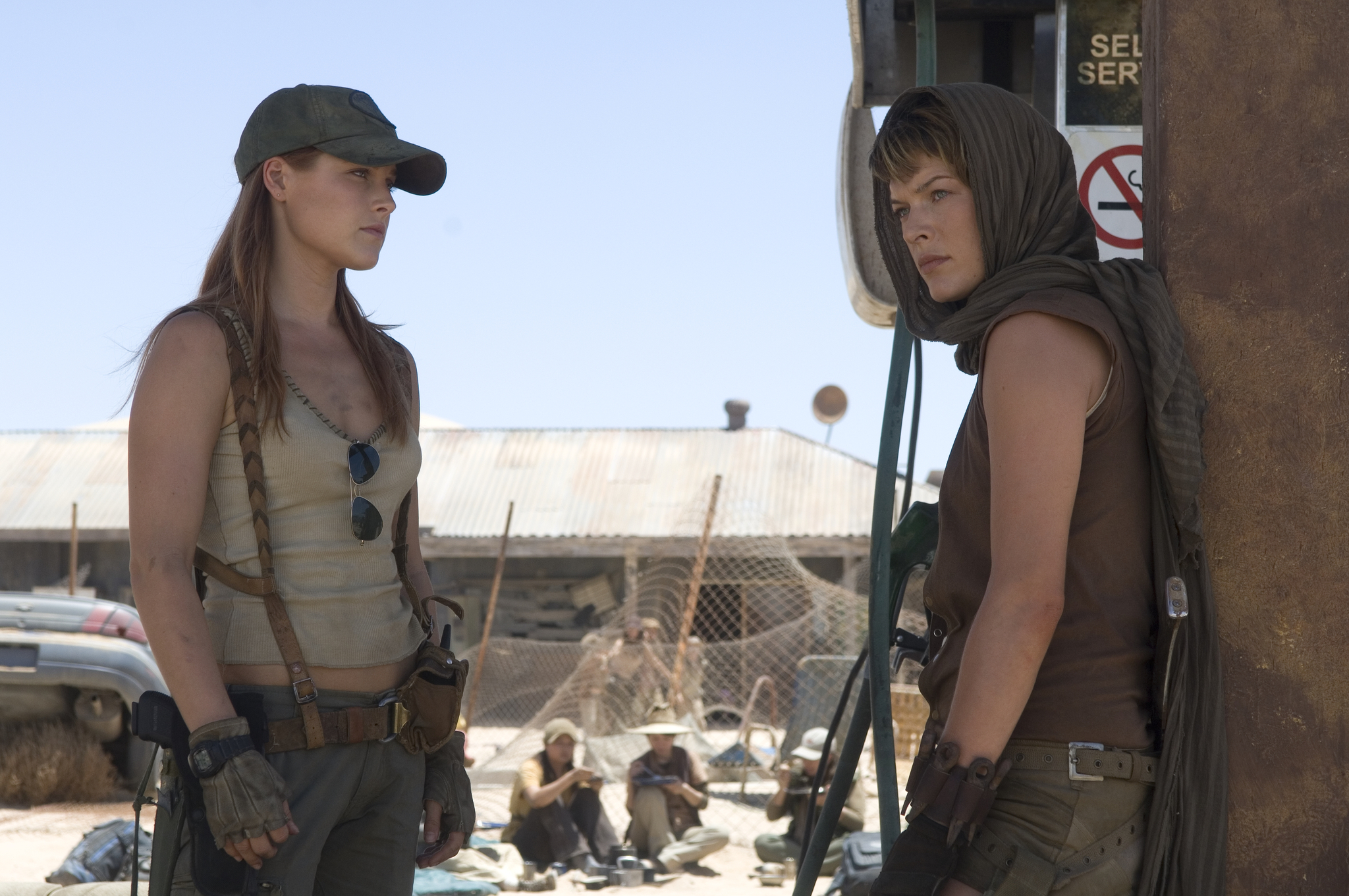 Still of Milla Jovovich and Ali Larter in Absoliutus blogis: isnykimas (2007)