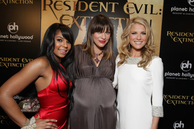 Milla Jovovich, Ali Larter and Ashanti at event of Absoliutus blogis: isnykimas (2007)