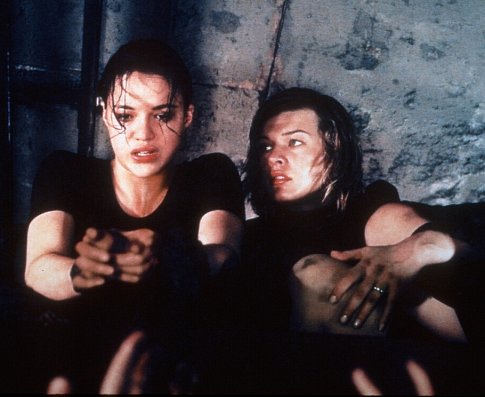 Still of Milla Jovovich and Michelle Rodriguez in Absoliutus blogis (2002)