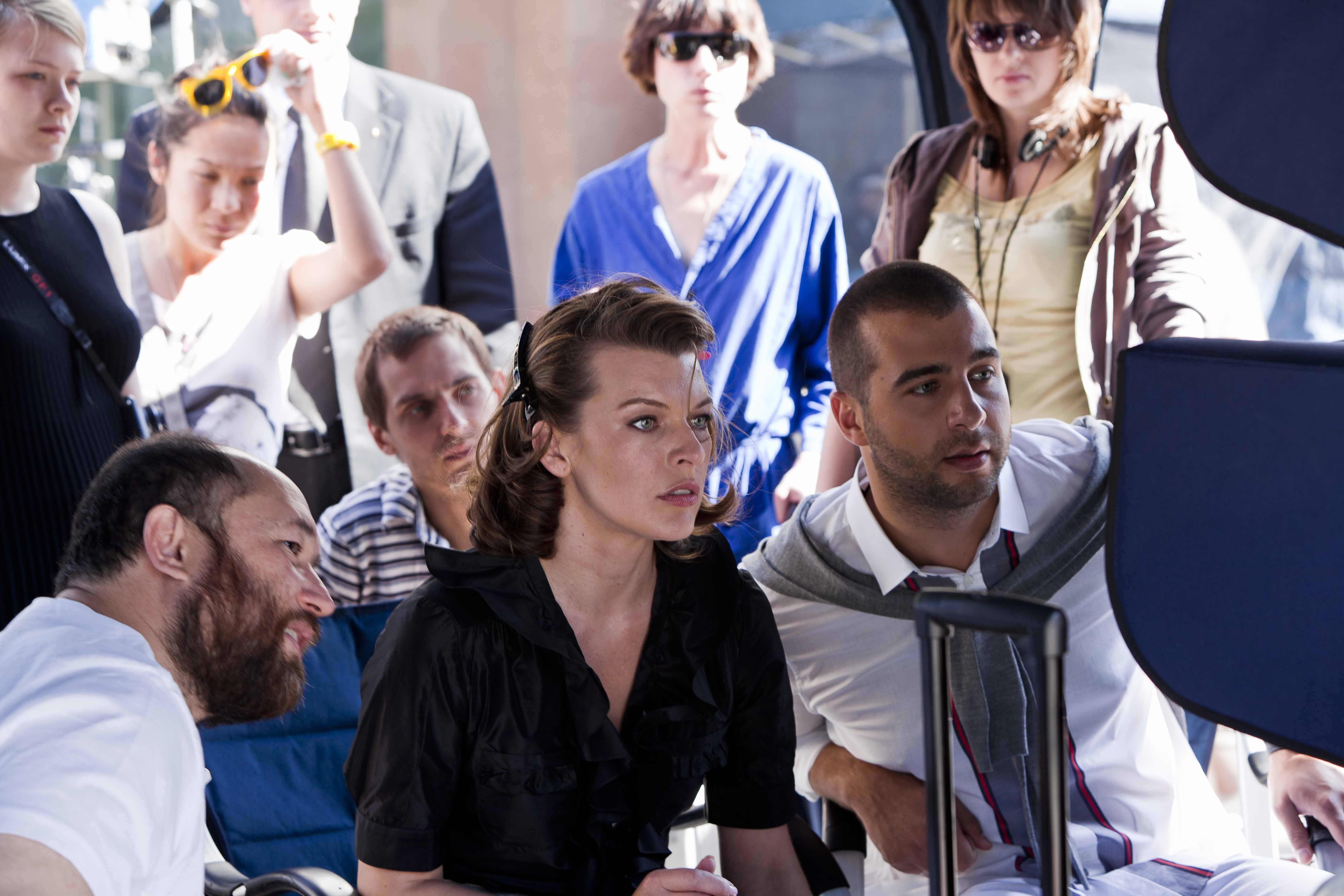 Milla Jovovich, Timur Bekmambetov and Ivan Urgant in Vykrutasy (2011)