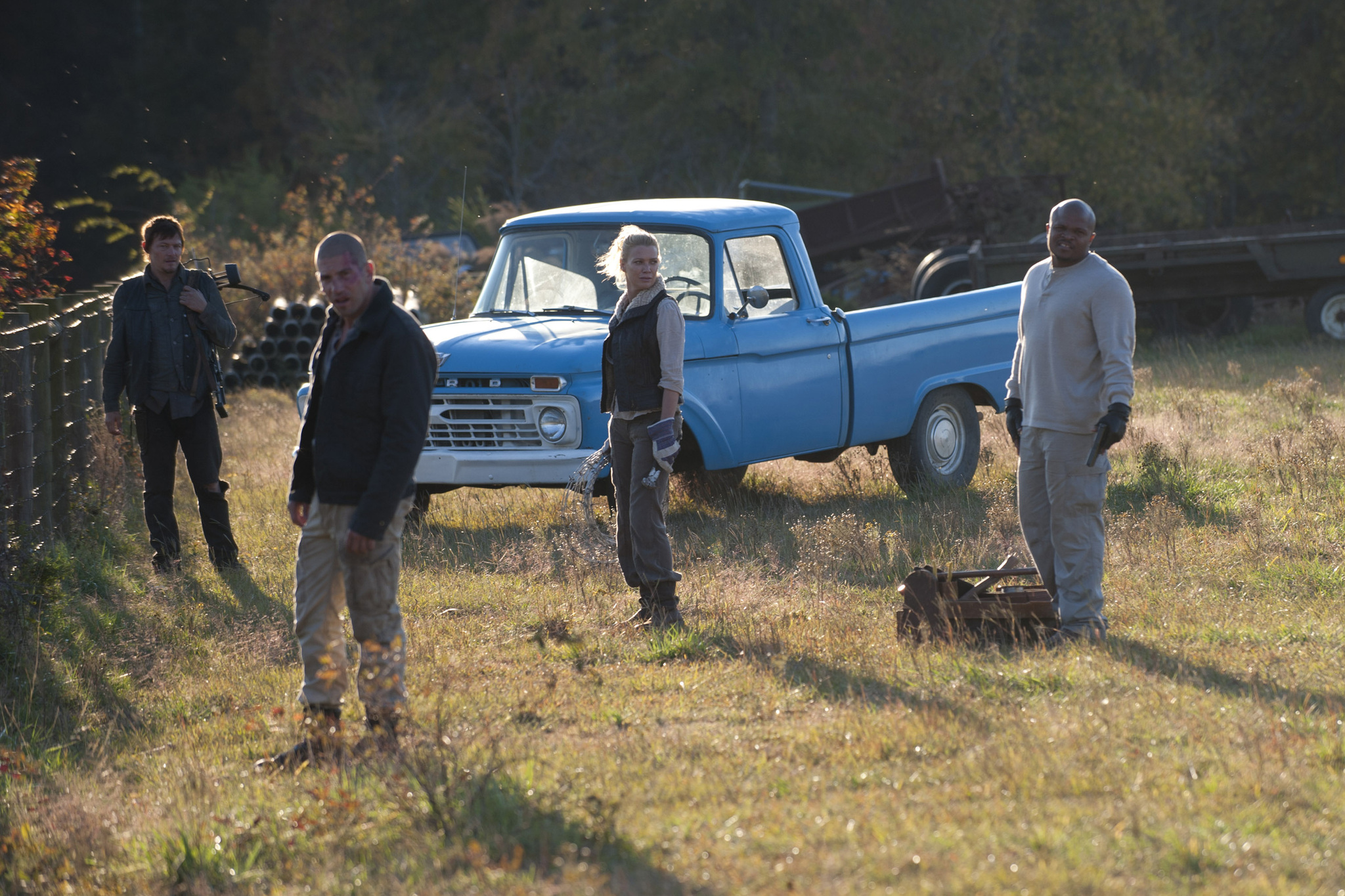 Still of Norman Reedus, Laurie Holden, Andrew Lincoln and Jon Bernthal in Vaikstantys numireliai (2010)