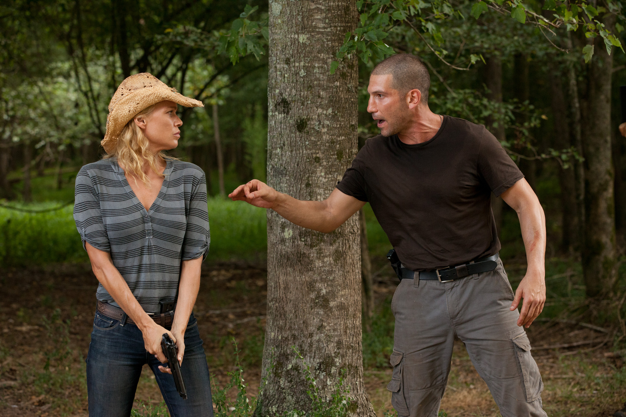 Still of Laurie Holden and Jon Bernthal in Vaikstantys numireliai (2010)