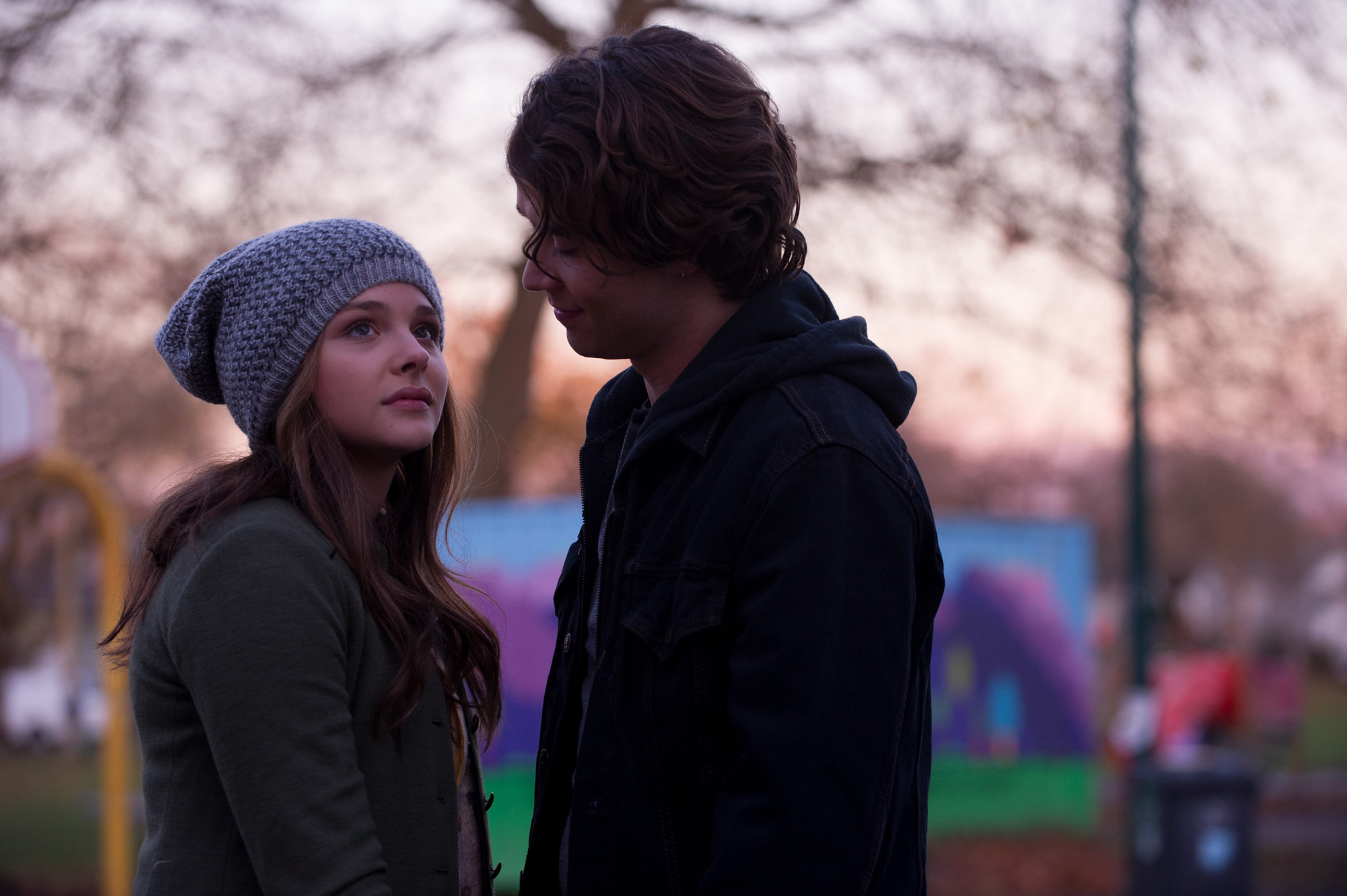 Still of Chloë Grace Moretz and Jamie Blackley in Jei pasilikciau (2014)