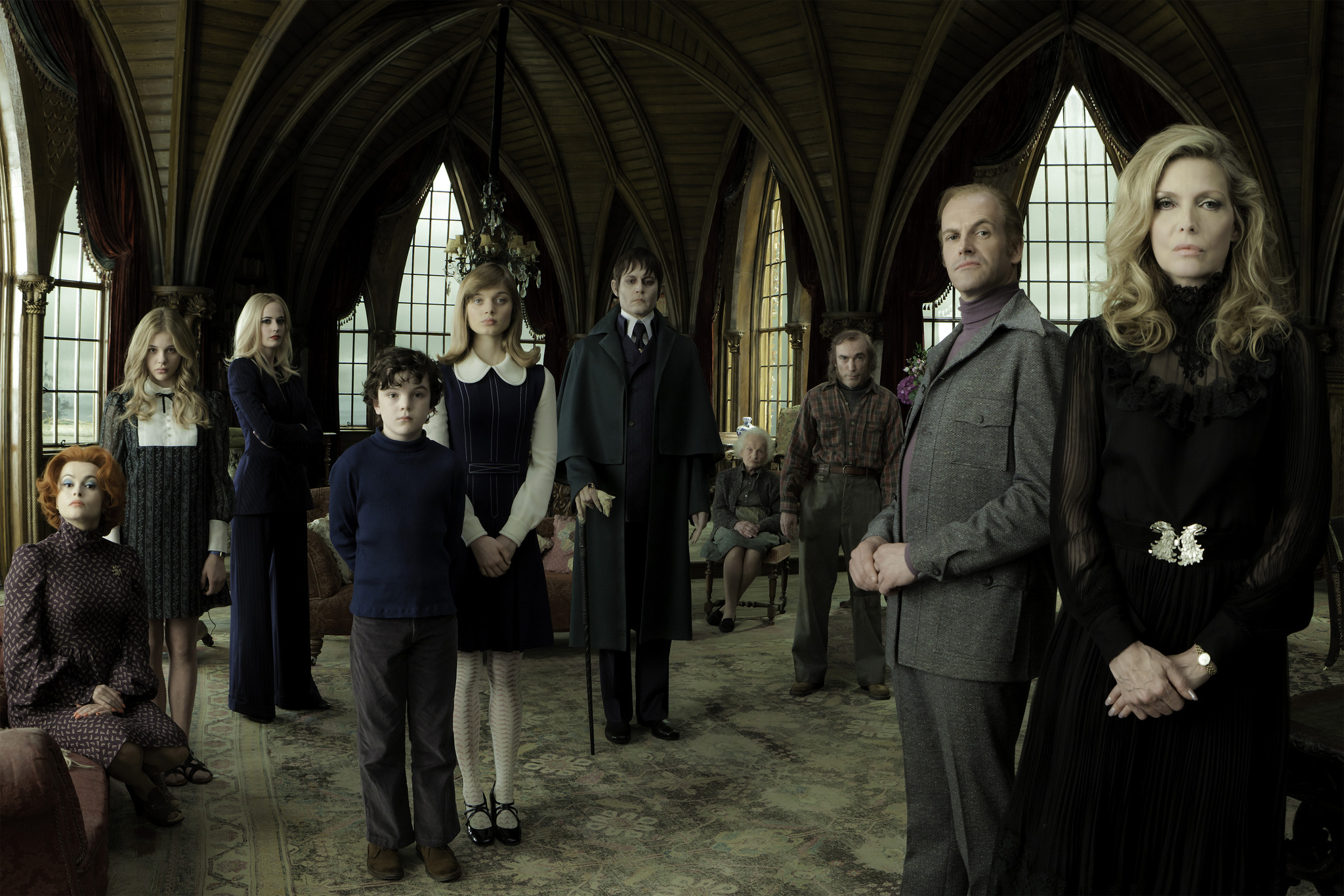 Still of Johnny Depp, Michelle Pfeiffer, Helena Bonham Carter, Jonny Lee Miller, Jackie Earle Haley, Eva Green, Chloë Grace Moretz, Bella Heathcote, Gulliver McGrath and Ray Shirley in Nakties seseliai (2012)