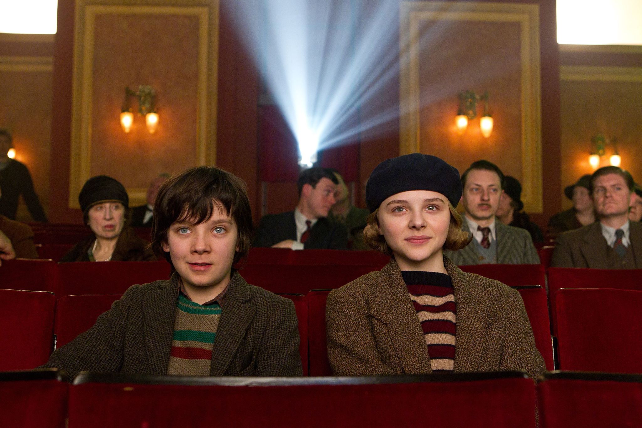 Still of Chloë Grace Moretz and Asa Butterfield in Hugo isradimas (2011)