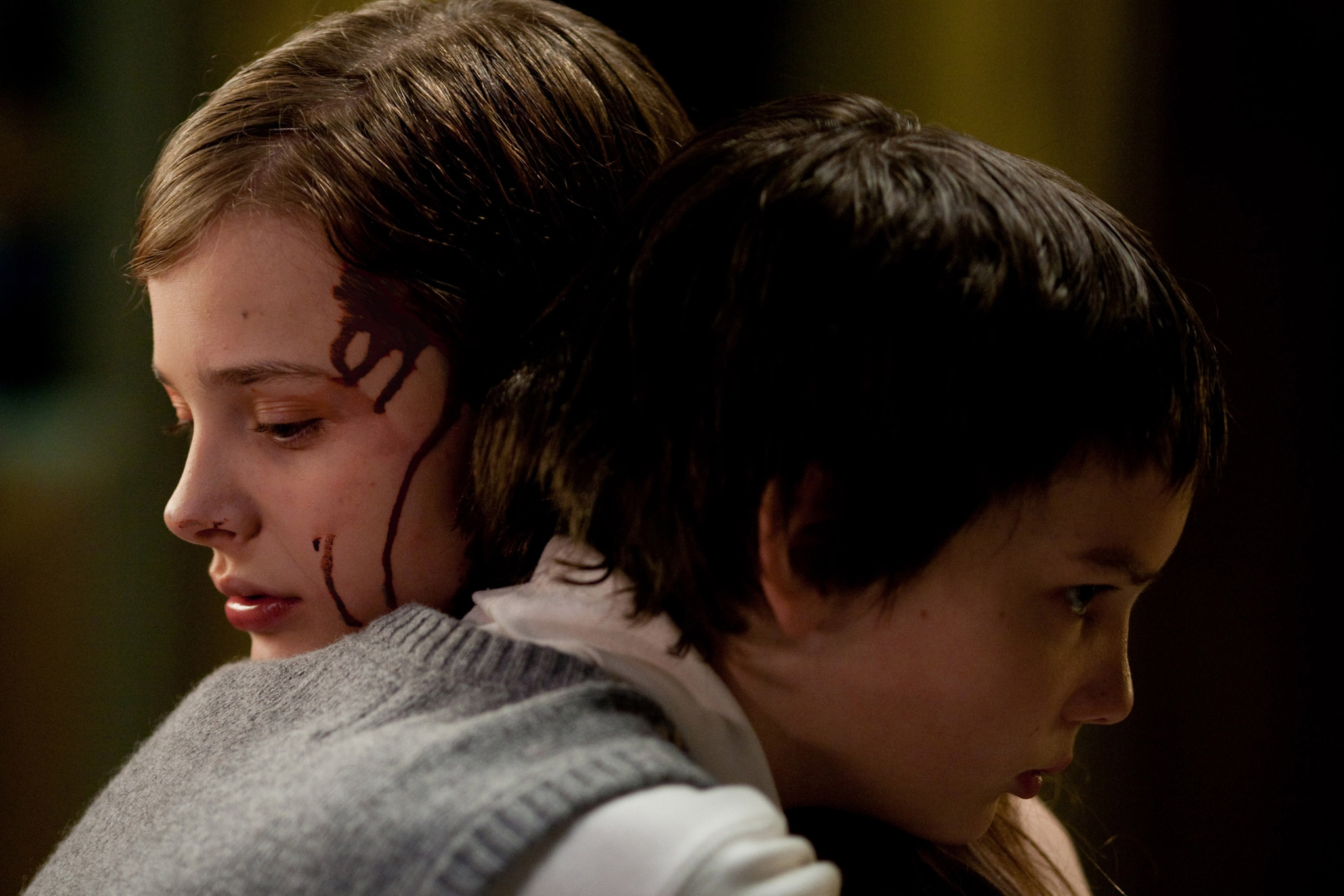 Still of Chloë Grace Moretz and Kodi Smit-McPhee in Let Me In (2010)