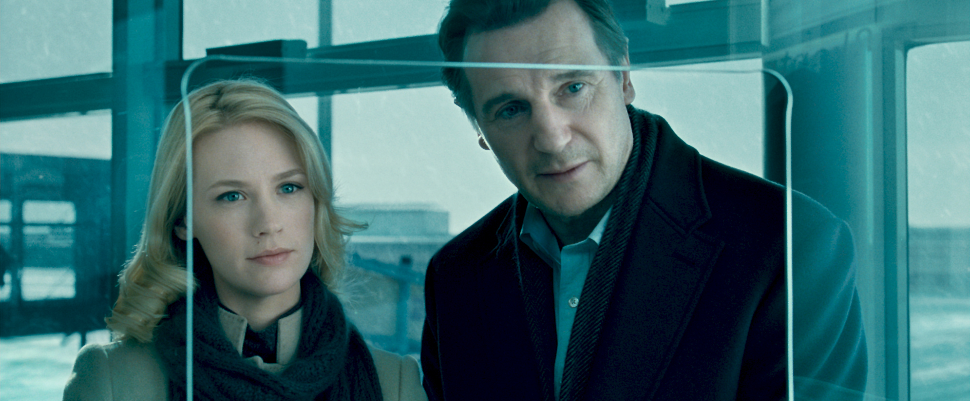 Still of Liam Neeson and January Jones in Nezinomas (2011)