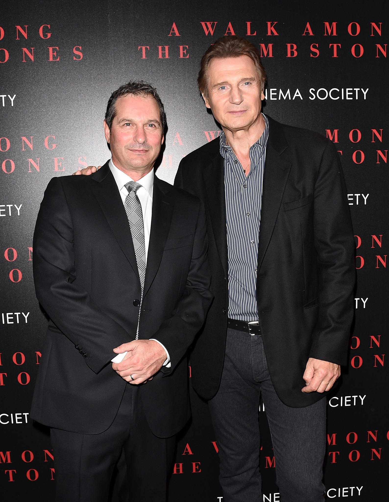 Liam Neeson and Scott Frank at event of Vaikstant tarp antkapiu (2014)