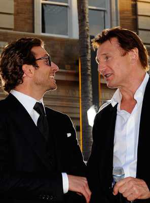 Liam Neeson and Bradley Cooper at event of A komanda (2010)