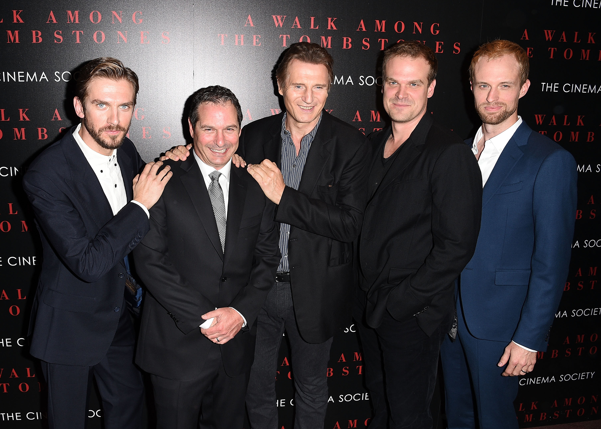 Liam Neeson, Scott Frank, David Thompson, Dan Stevens and Adam David Thompson at event of Vaikstant tarp antkapiu (2014)