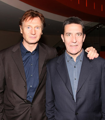 Liam Neeson and Ciarán Hinds at event of Bus kraujo (2007)
