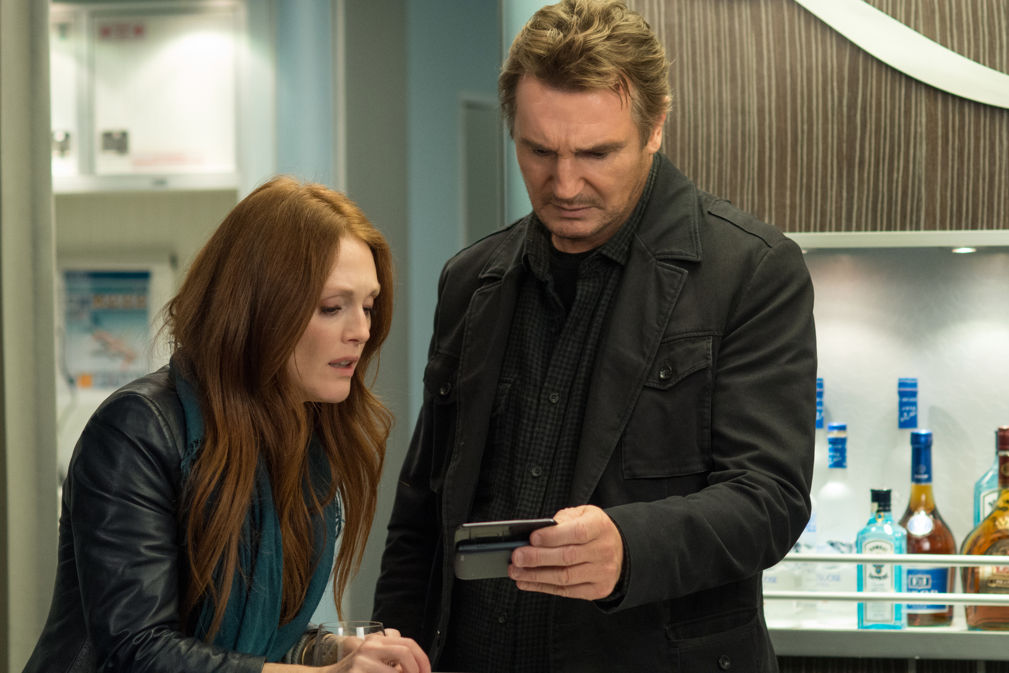 Still of Julianne Moore and Liam Neeson in Non-Stop (2014)