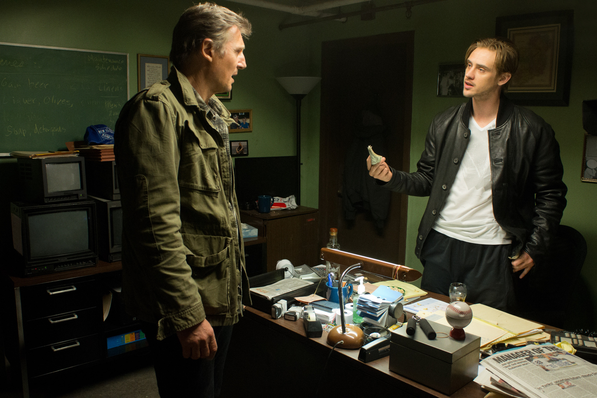 Still of Liam Neeson and Boyd Holbrook in Begte visa nakti (2015)