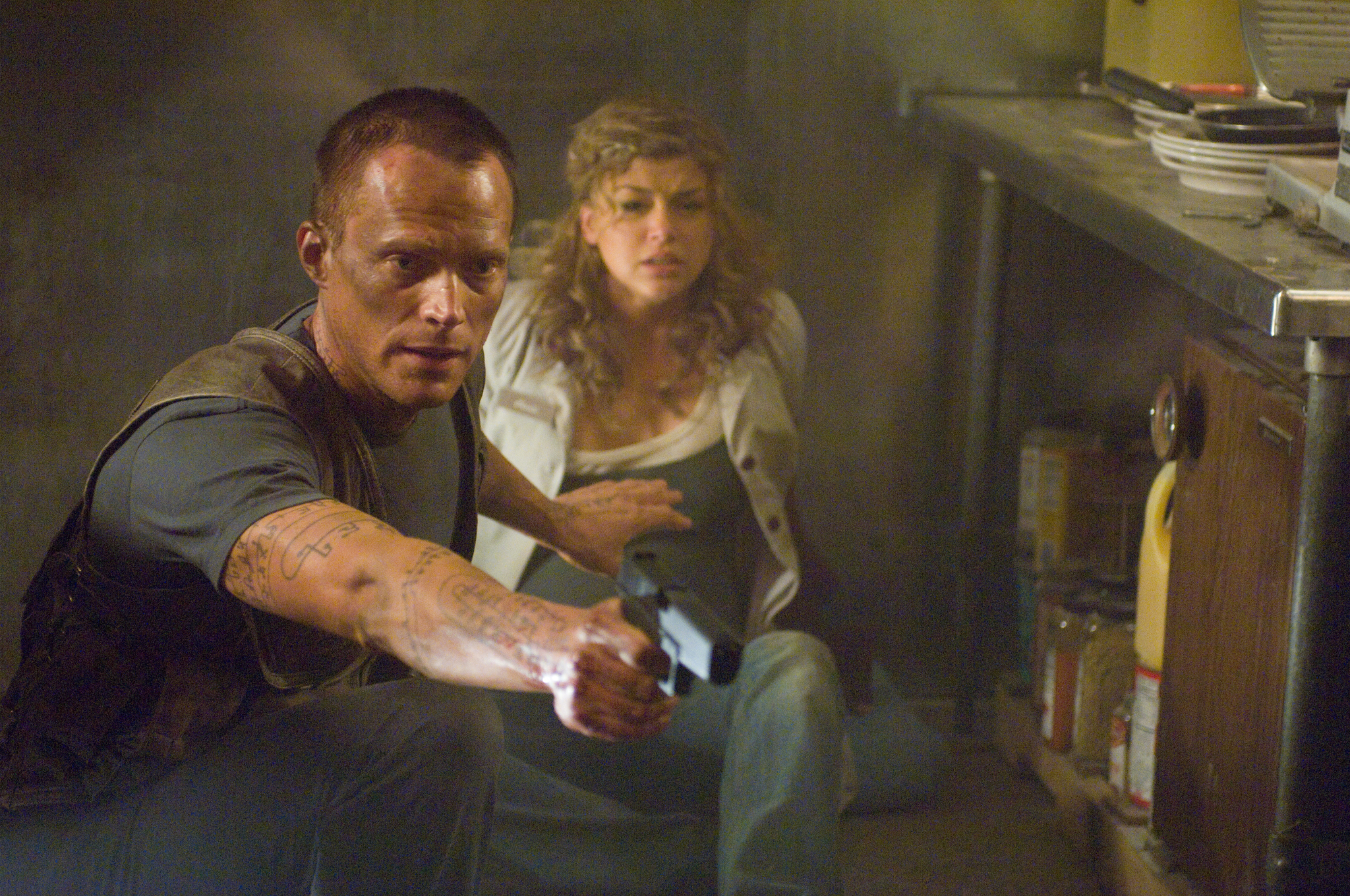 Still of Paul Bettany and Adrianne Palicki in Legionas (2010)