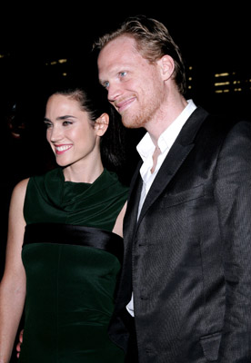 Jennifer Connelly and Paul Bettany at event of Kruvinas deimantas (2006)