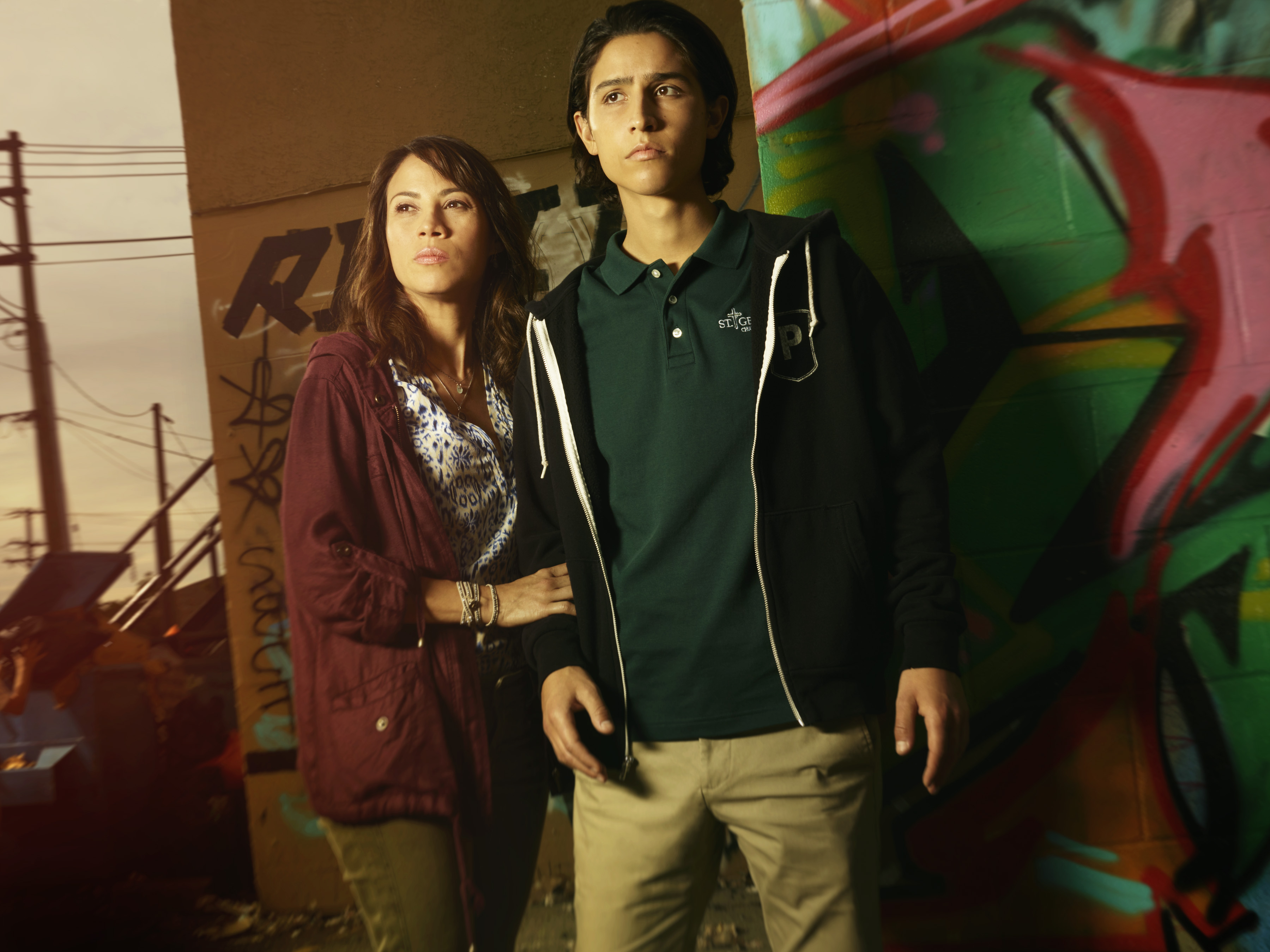 Still of Elizabeth Rodriguez and Lorenzo James Henrie in Fear the Walking Dead (2015)