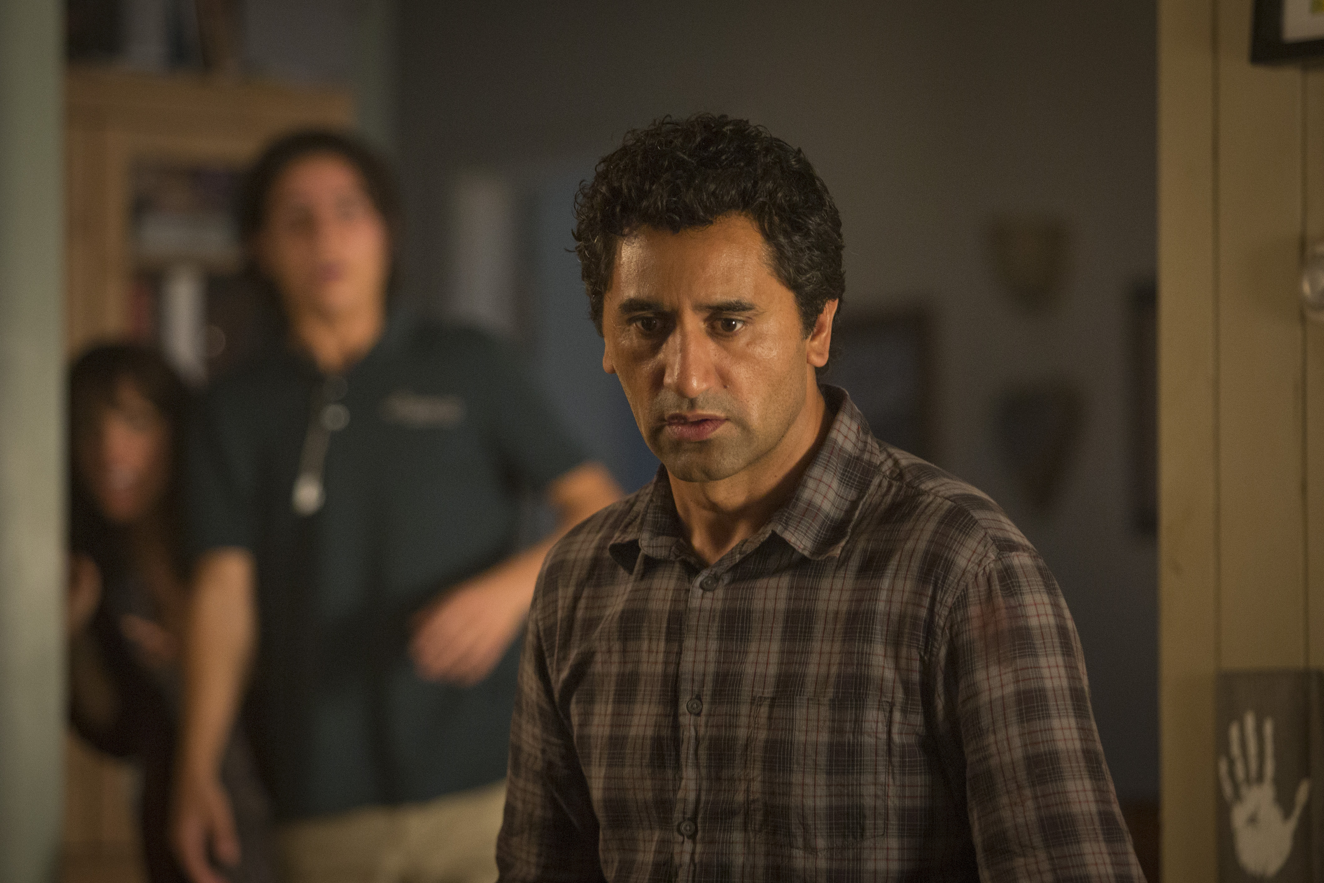 Still of Cliff Curtis, Elizabeth Rodriguez and Lorenzo James Henrie in Fear the Walking Dead (2015)