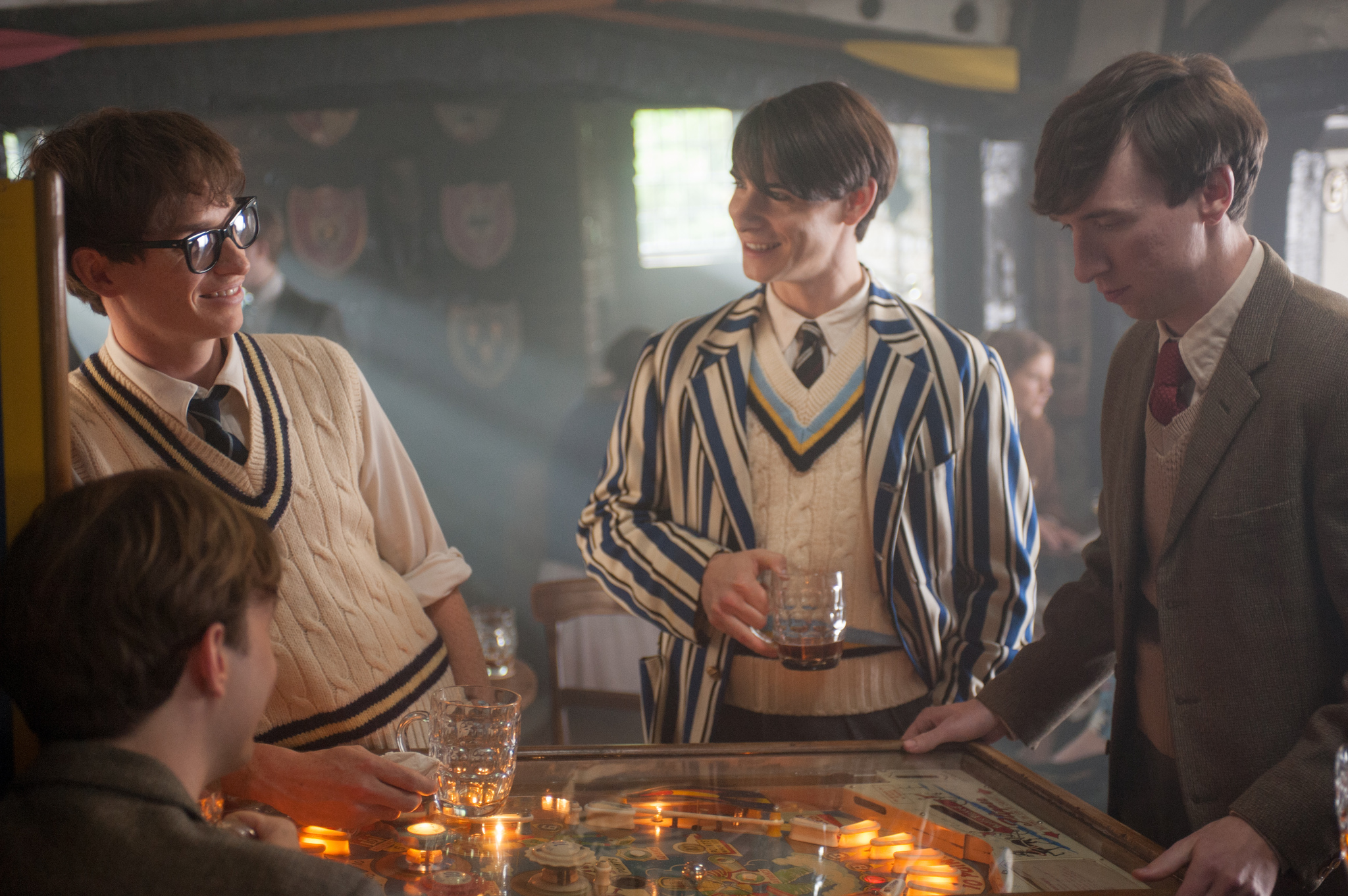 Still of Harry Lloyd, Eddie Redmayne and Gruffudd Glyn in Visko teorija (2014)