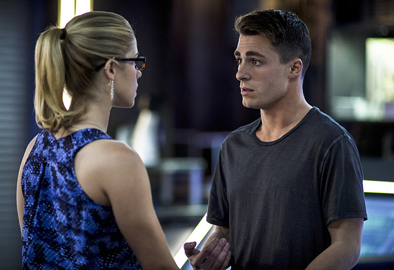 Still of Colton Haynes and Emily Bett Rickards in Strele (2012)