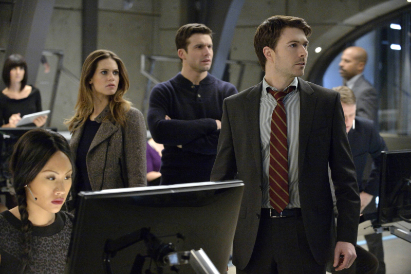 Still of Noah Bean, Ben Mark Holdzberg, Lyndsy Fonseca and Dillon Casey in Nikita (2010)