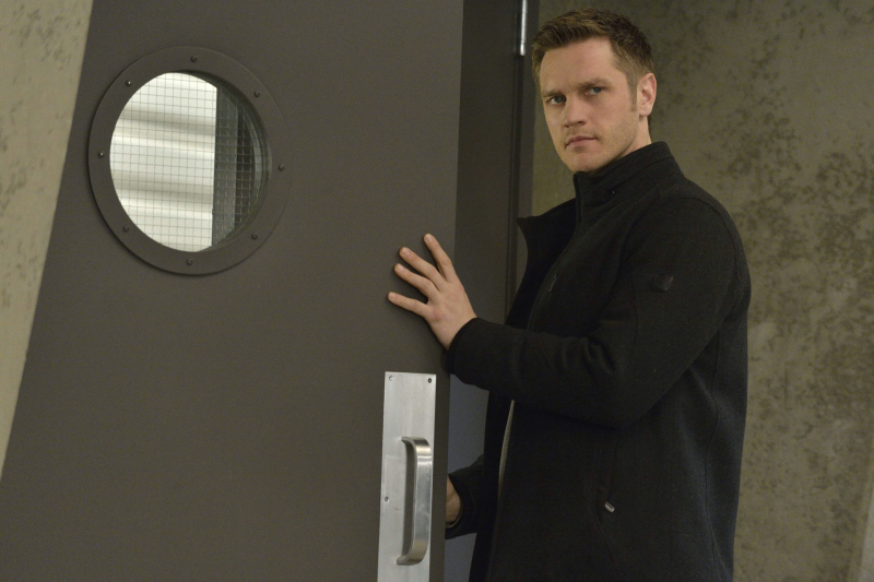 Still of Devon Sawa and Ben Mark Holdzberg in Nikita (2010)