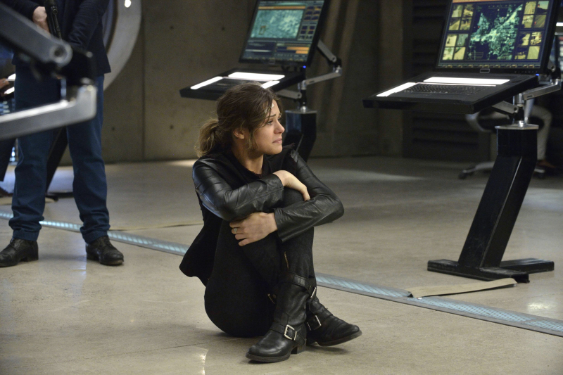 Still of Ben Mark Holdzberg and Lyndsy Fonseca in Nikita (2010)