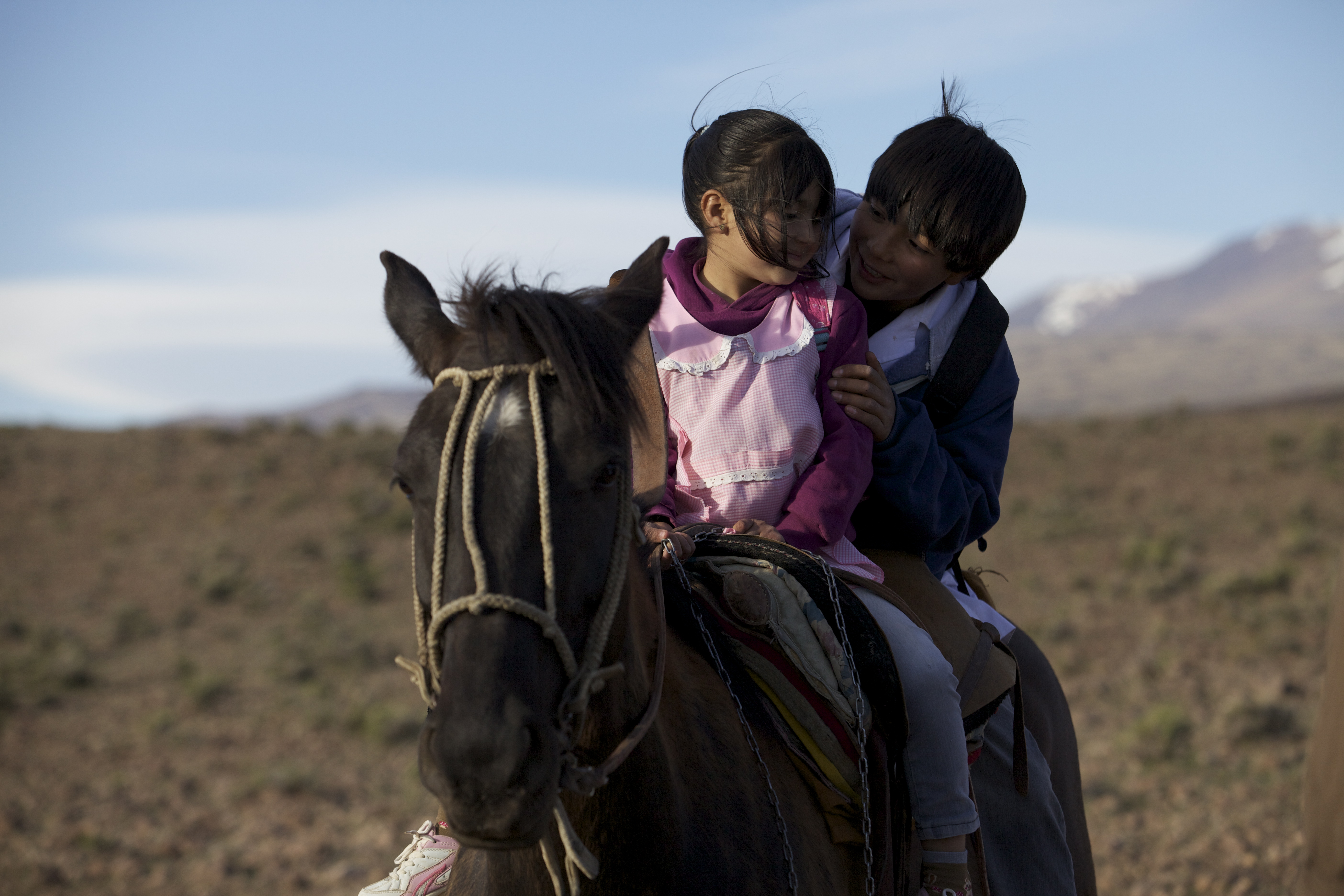 Still of Carlito Janez and Micaela Janez in Sur le chemin de l'école (2013)