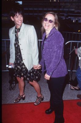 Julie Cypher and Melissa Etheridge at event of Greitis 2: laivo uzgrobimas (1997)