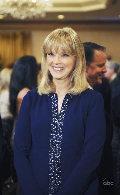 Still of Shelley Long in Moderni seima (2009)