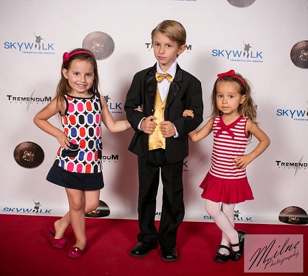 Shea Taylor with her sister Sofie Taylor and Calos Cluff at the red carpet premire of 