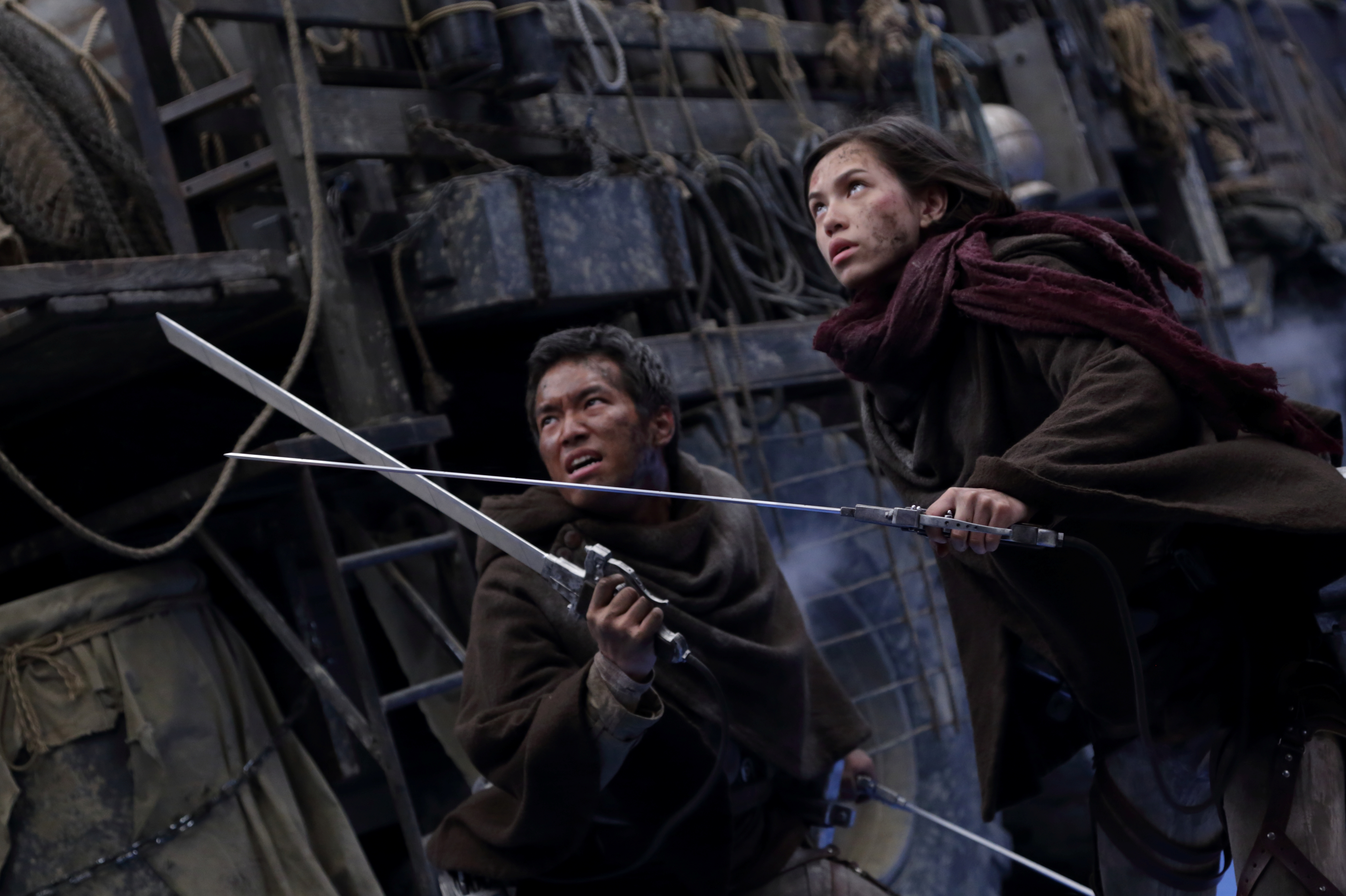 Still of Kiko Mizuhara and Takahiro Miura in Shingeki no kyojin endo obu za wârudo (2015)