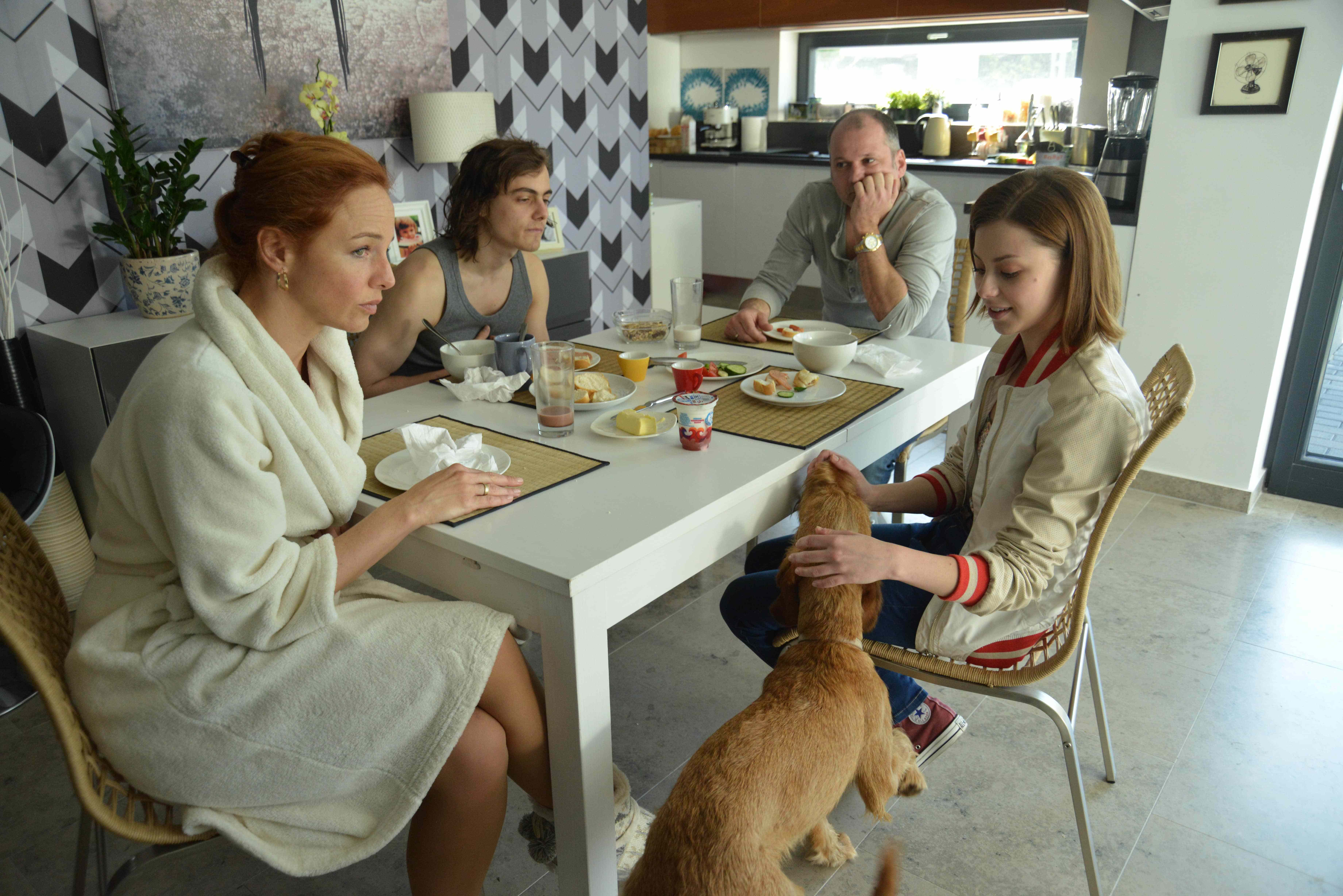 Still of Szabolcs Thuróczy, Eszter Ónodi, Laura Döbrösi and Renátó Olasz in Aranyélet (2015)