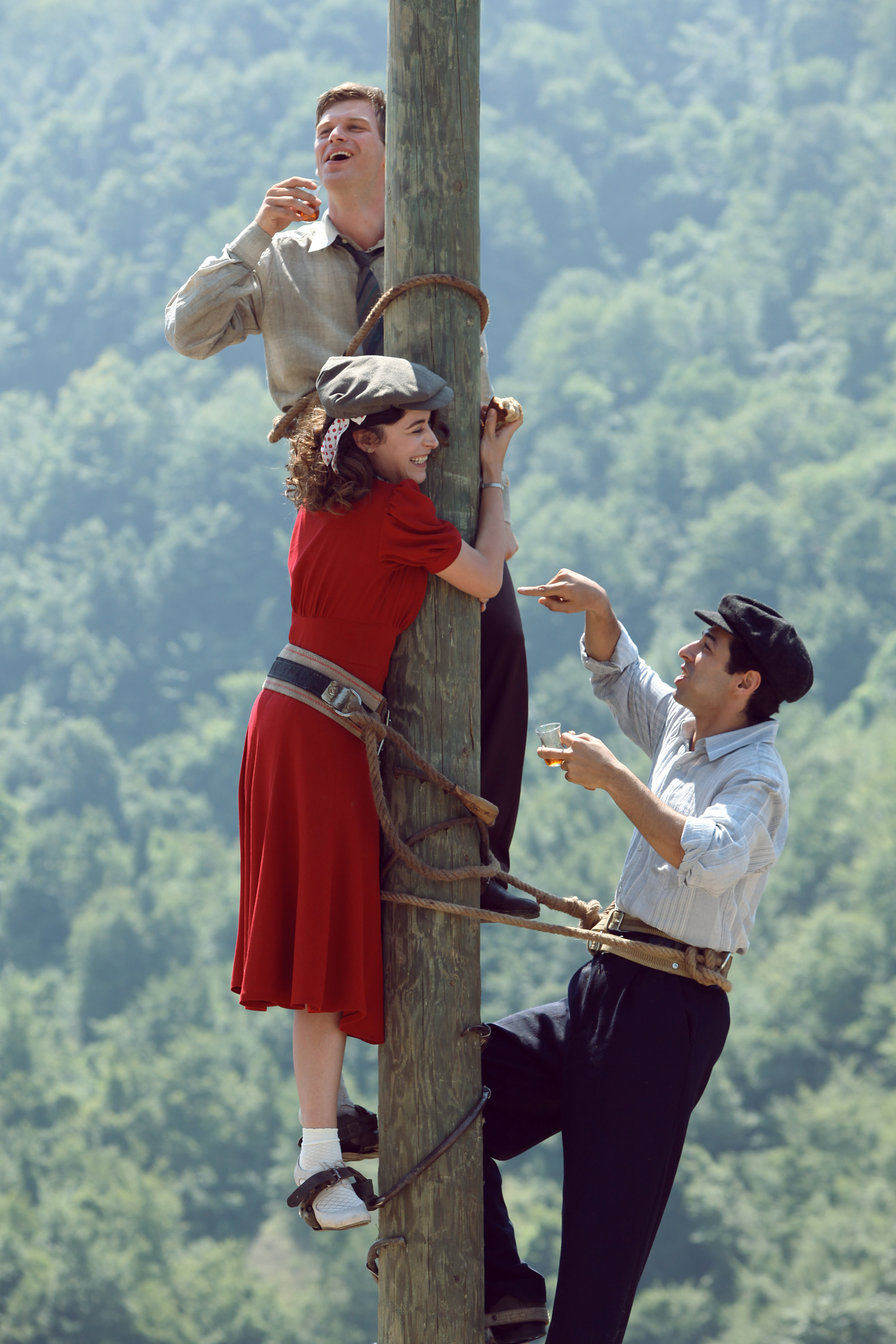 Kivanç Tatlitug, Belçim Bilgin and Mert Firat in Kelebegin Rüyasi (2013)