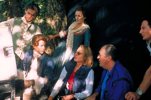 Mira Sorvino, Bernardo Bertolucci, Clare Peploe, Jay Rodan and Fiona Shaw in The Triumph of Love (2001)