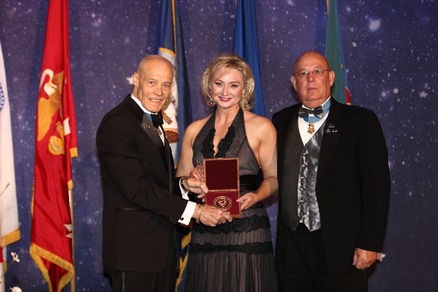 War Reporter Alex Quade receives Medal of Honor Society's 