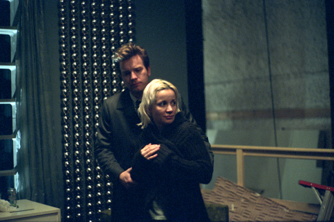 Still of Ewan McGregor and Janeane Garofalo in Stay (2005)