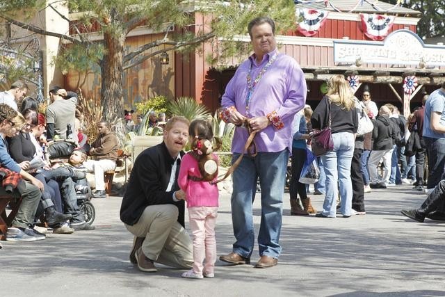 Still of Jesse Tyler Ferguson, Eric Stonestreet and Aubrey Anderson-Emmons in Moderni seima (2009)