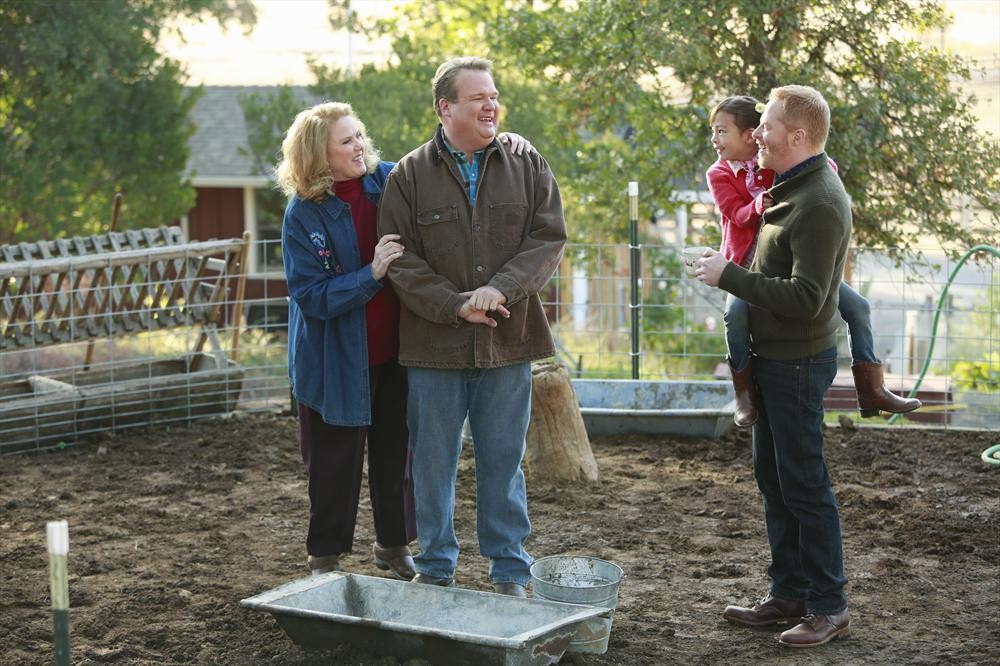 Still of Jesse Tyler Ferguson, Eric Stonestreet, Celia Weston and Aubrey Anderson-Emmons in Moderni seima (2009)