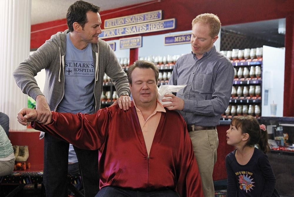 Still of Jesse Tyler Ferguson, Eric Stonestreet, Larry Sullivan and Aubrey Anderson-Emmons in Moderni seima (2009)