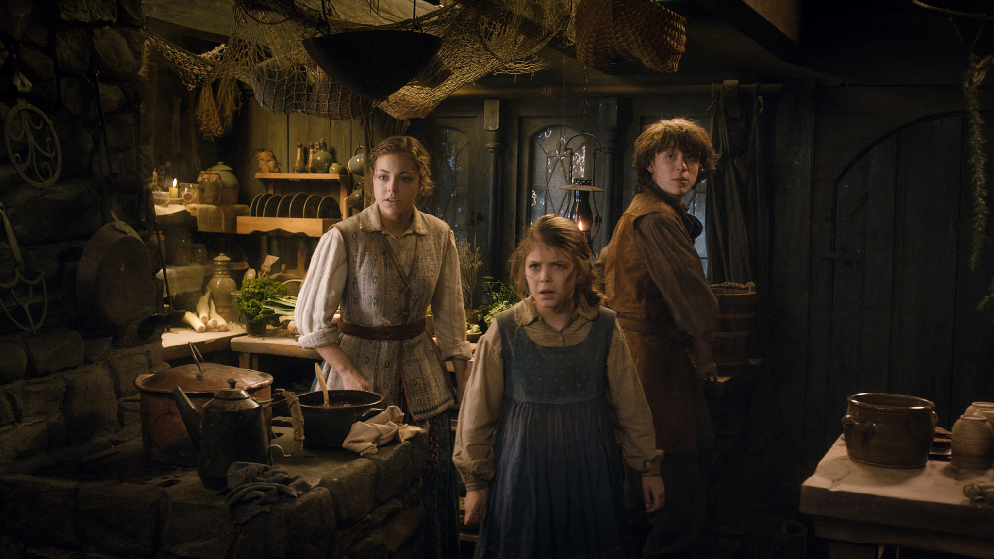 Still of John Bell, Peggy Nesbitt and Mary Nesbitt in Hobitas: Smogo dykyne (2013)