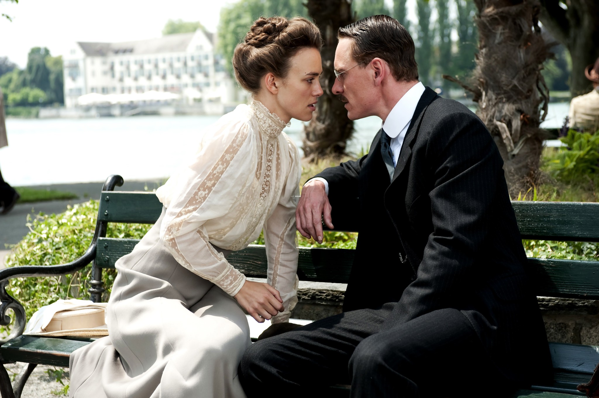 Still of Keira Knightley and Michael Fassbender in Pavojingas metodas (2011)