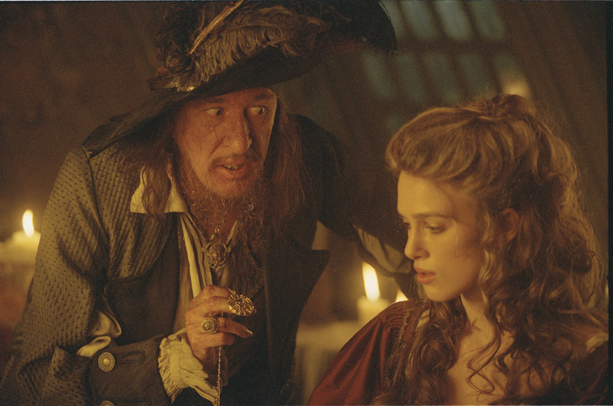 Still of Geoffrey Rush and Keira Knightley in Karibu piratai: Juodojo perlo prakeiksmas (2003)