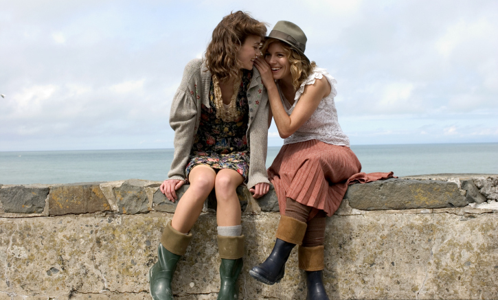 Still of Keira Knightley and Sienna Miller in Meiles riba (2008)