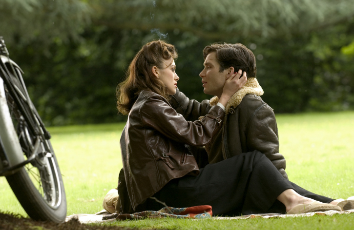 Still of Keira Knightley and Cillian Murphy in Meiles riba (2008)