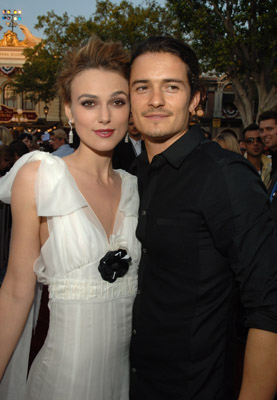 Orlando Bloom and Keira Knightley at event of Karibu piratai: numirelio skrynia (2006)