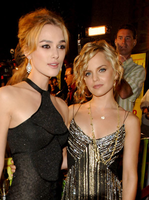 Mena Suvari and Keira Knightley at event of Domino (2005)