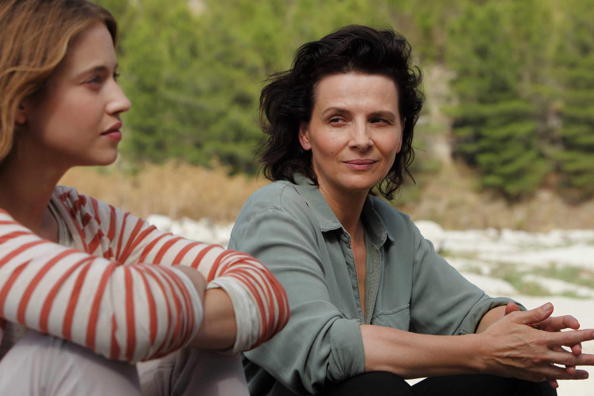 Still of Juliette Binoche and Lou de Laâge in L'attesa (2015)