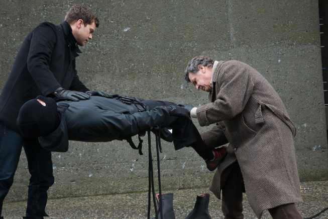 Still of Joshua Jackson and John Noble in Ties riba (2008)